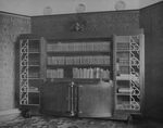 Boekenkast. Eikenhout. Ontwerp: F.A. Warners.
<br/>
uit 'Nieuw Nederlandsche Ruimtekunst', 1926